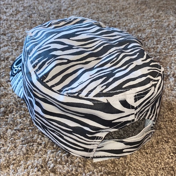 Paw print Zebra Stripe Glitter hat - Picture 6 of 11